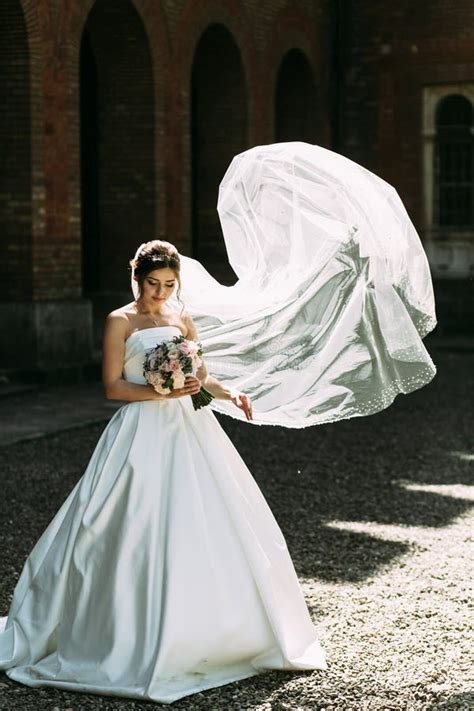 Windy Day Bride 的图像结果