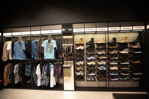 ibiza espanha o que tem loja da Oakley