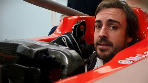 Fernando Alonso se hace el asiento del McLaren-Renault