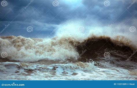 风雨如磐的通知 库存图片. 图片 包括有 模式, 云彩, 飓风, 海洋, 洪水, 混乱, 自然, 海岸线 - 11221309