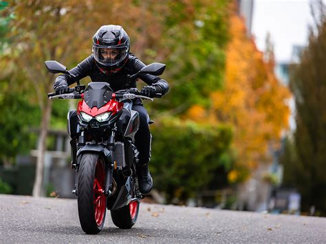 2025 Kawasaki Z500 SE ABS in Candy Persimmon Red / Metallic Flat Spark ...