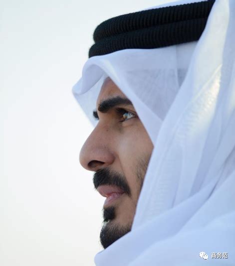 卡塔尔第一王子火了，脱下白袍如电影男主角，穿西装太有国际范 - 知乎