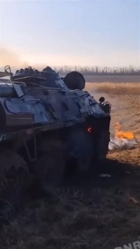 开战初被击毁的乌军装甲车_凤凰网视频_凤凰网