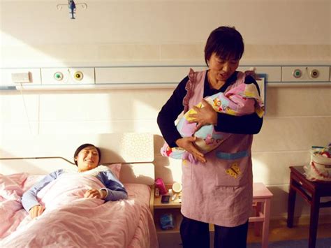 月嫂陪坐月子的母親照顧新生嬰兒圖片素材-JPG圖片尺寸8192 × 5464px-高清圖案502384373-zh.lovepik.com