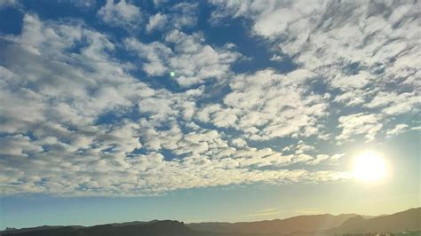 El sol del cielo de algodón de Igualada