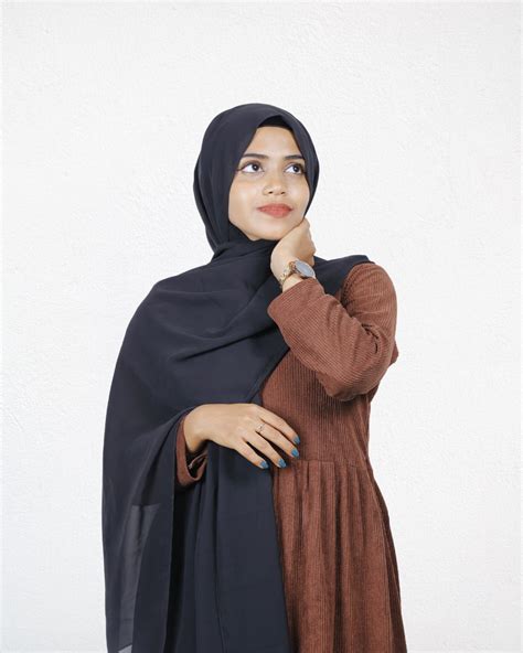 Modern Hijabs and Scarves Online – blaek