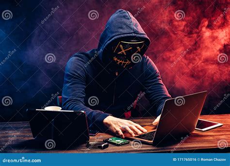 Hacker 库存图片. 图片 包括有 乱砍, 膝上型计算机, 黑客, 隐藏, 无形, 戴头巾, 身分, 奥秘 - 48122337