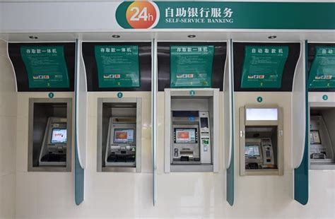 上次取钱，还是上一次！全国ATM机三年剧减17万台_腾讯新闻