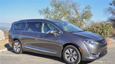 2017 Chrysler Pacifica Hybrid: first drive of plug-in hybrid minivan