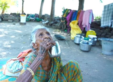 5 साल से अपनी वयोवृद्ध मां के साथ एक पेड़ के नीचे रह रही है 76 साल की ...