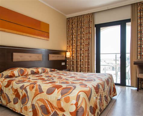 LIVADHIOTIS CITY HOTEL (Larnaca) - Hotel Reviews, Photos, Rate ...