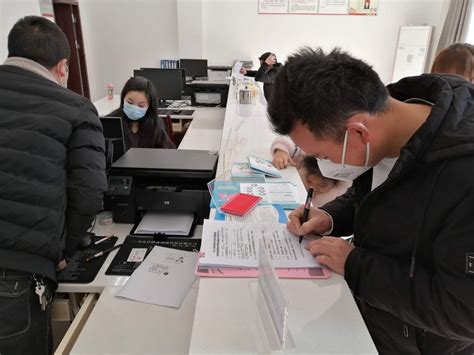 河南：赛尔龙派出所对辖区老人上门采集证件照办理居民身份证_腾讯新闻