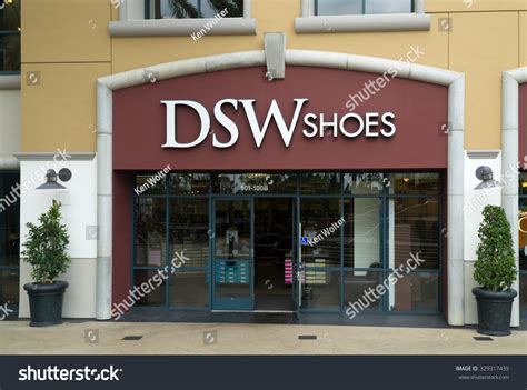 52 imágenes de Dsw shoe warehouse - Imágenes, fotos y vectores de stock ...