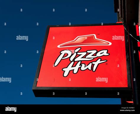 Pizza hut company sign hi-res stock photography and images - Alamy
