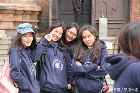 一群外国少女哈尔滨教堂前跪地拍照，其中一女孩竟然撞脸三大明星 - 每日头条