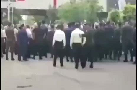 伊朗：24日伊朗北部的大不里士：伊朗安全官员与抗议的民众站在了一起！ 网络国赵无界 @zhaoworld