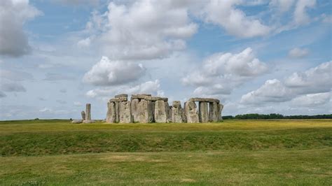 Stonehenge Explained: History, Construction, & Visiting Tips