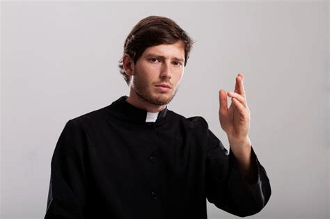 年轻的牧师图片-穿着牧师服带着黑色帽子的年轻牧师素材-高清图片-摄影照片-寻图免费打包下载