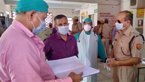 अफसरों का भ्रमण, निर्धन परिवार में बांटी राहत सामग्री - Officers visit ...