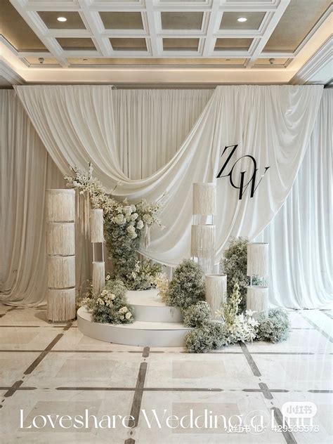 Elegant Wedding Decor with Flowers and Candles