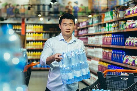 一位亚洲男子在超市买水 库存图片. 图片 包括有 副食品, 全球, 检查, 客户机, 不同, 紧急, 市场 - 251816375