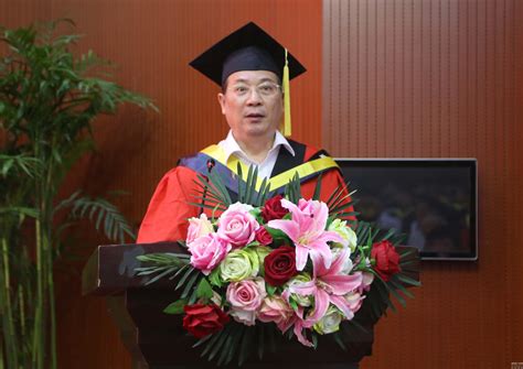 南昌大学举行2022年毕业典礼 毕业生“花式”合影纪念_中新网江西新闻