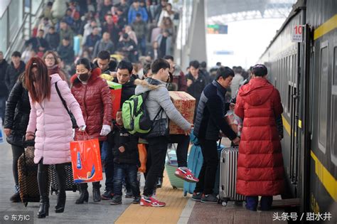 工厂开工打工的游子陆续奔上离家路途 车站再次上演难以割舍亲情