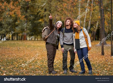 People Walking Together 的图像结果