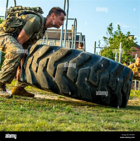 Army physical readiness division hi-res stock photography and images ...