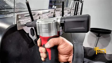 +Using the Fastenpro Threaded Insert Rivet Gun 的图像结果