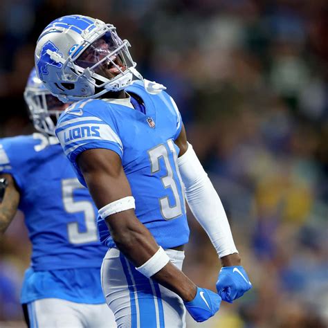 Download Detroit Lions Player In Action Wallpaper | Wallpapers.com