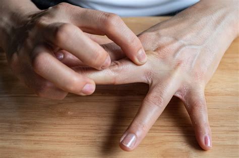 What Twitching Between Thumb and Index Finger Means » Scary Symptoms