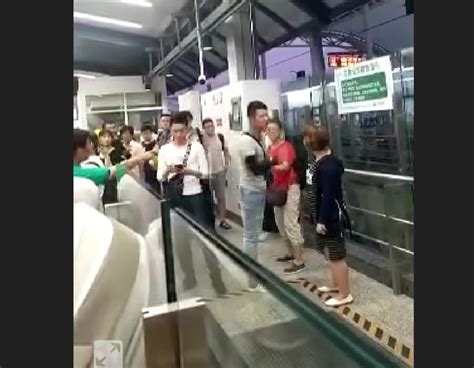 上海地铁一女子疯狂辱骂中国人是狗引公愤，恬不知耻称自己就是狗_乘客
