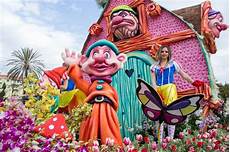 festival dei fiori cori gli storici sbandieratori delle contrade al festival dei fiori cori gli storici sbandieratori delle contrade al