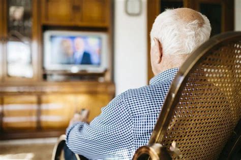 老人爱看电视？！看什么节目才更重要！_认知