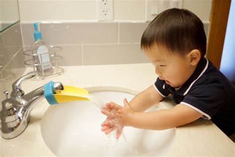 轻敲在家用肥皂洗手预防感染的近身男孩非洲人消毒高清图片下载-正版图片308049288-摄图网