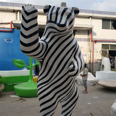 广州卡通熊猫雕塑厂家 玻璃钢主题雕塑 做的如此栩栩如生_搜了网
