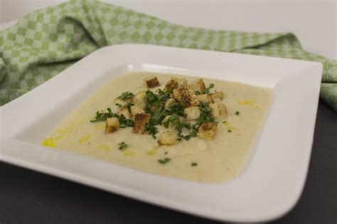Petersilienwurzel-Sellerie-Crèmesuppe mit Trüffelöl und Croûtons