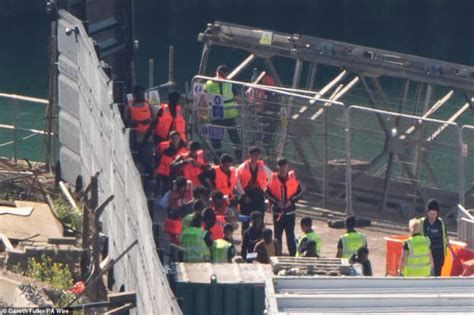 AI to catch Channel migrants pretending to be children