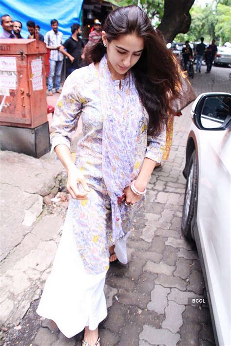 Sara Ali Khan gets upset with the paparazzi, avoids getting clicked ...