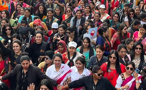 जबलपुर में पहली बार साड़ी वॉकथॉन का हुआ आयोजन, विश्व कैंसर दिवस पर ...