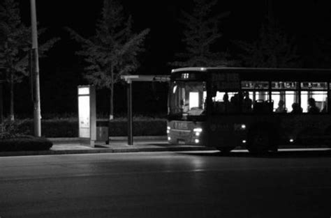 清晨的校园里的公交车-iamk恐怖鬼故事