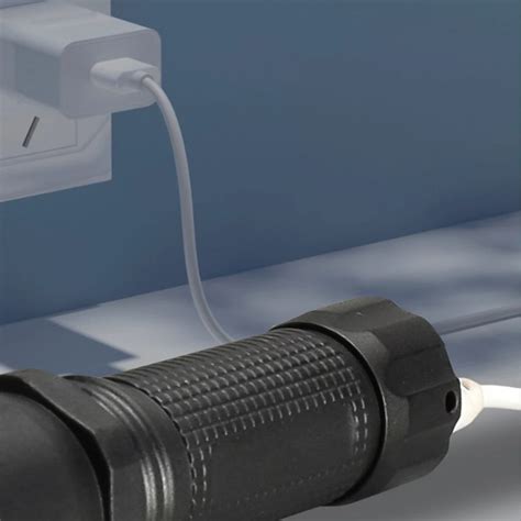 مصباح كشف العقارب والعملات المزورة من بريمو (P365)