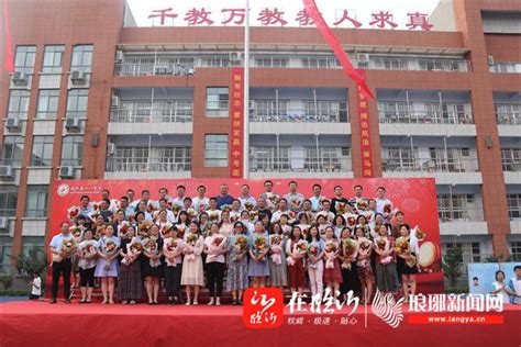 临沂滨河实验学校举行六年级毕业典礼_毕业生