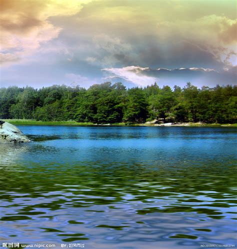 美丽的湖景图片-山间小湖的美丽景色素材-高清图片-摄影照片-寻图免费打包下载
