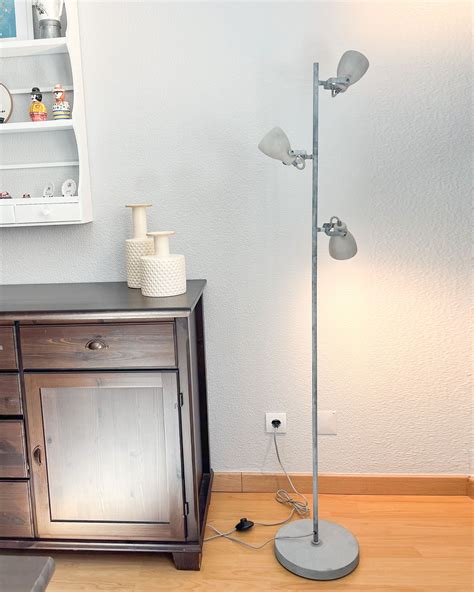 3 Light Concrete Floor Lamp MISTAGO | Beliani.co.uk