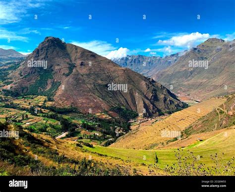 Stunning landscape of Sacred Valley of Incas. Green valley Urubamba ...