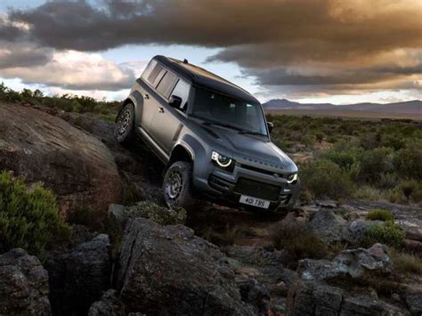 2025 Land Rover Defender Octa launched in India — Check price and other ...