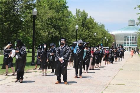 College of Staten Island graduates 2,733 students; celebrates with Grad ...