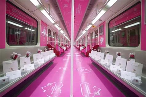 地铁上买什么礼物最新素材